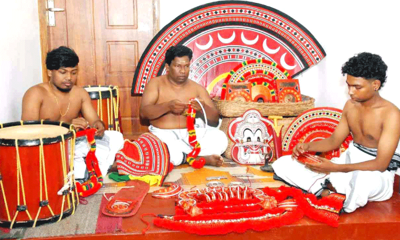 തു​ലാം പി​റ​ന്നു; അ​ത്യു​ത്ത​ര കേ​ര​ള​ത്തി​ൽ ഇ​നി ക​ളി​യാ​ട്ട​ക്കാ​ലം