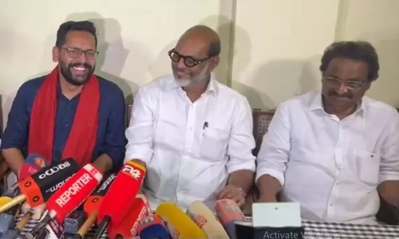 ‘സഖാവ് സരിന് അഭിവാദ്യങ്ങൾ’; സി.പി.എം ഓഫിസിൽ ലഭിച്ചത് ചുവപ്പൻ സ്വീകരണം ‘സഖാവ് സരിന് അഭിവാദ്യങ്ങൾ’; സി.പി.എം ഓഫിസിൽ ലഭിച്ചത് ചുവപ്പൻ സ്വീകരണം