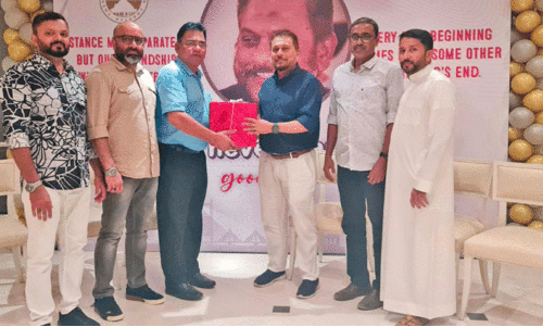 വി.​എ​സ്. നൗ​ഷാ​ദ് അ​ലി​ക്ക് യാ​ത്ര​യ​യ​പ്പ് ന​ൽ​കി