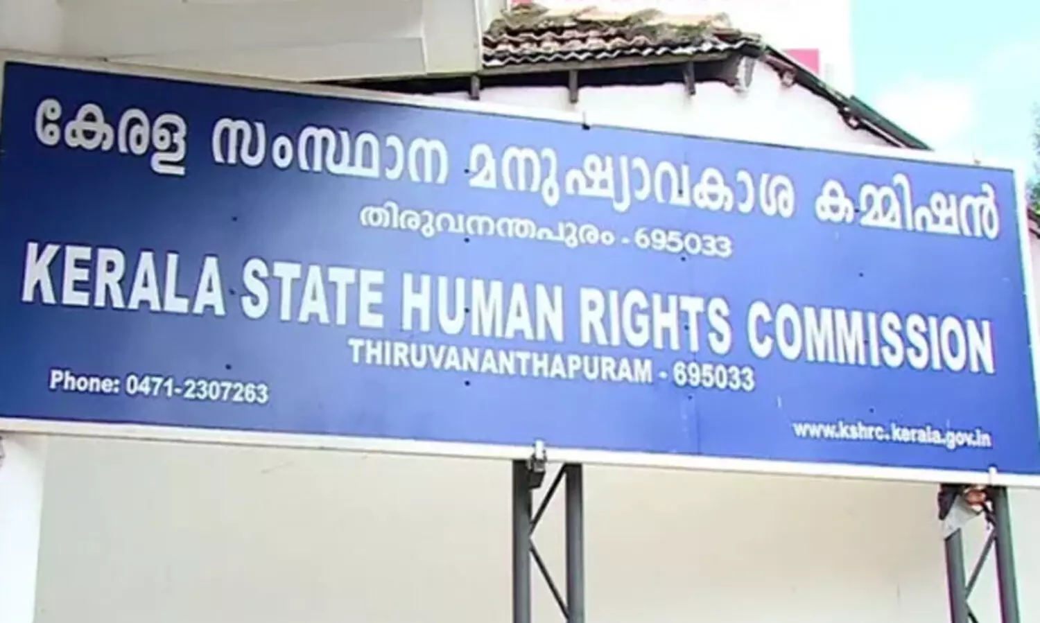 നടപ്പാതയിലെ പരസ്യ ബോർഡുകൾ: പരാതികൾ പരിഹരിക്കാൻ സ്ഥിരം സമിതി രൂപീകരിക്കുന്നത് ഉചിതമെന്ന് മനുഷ്യാവകാശ കമീഷൻ