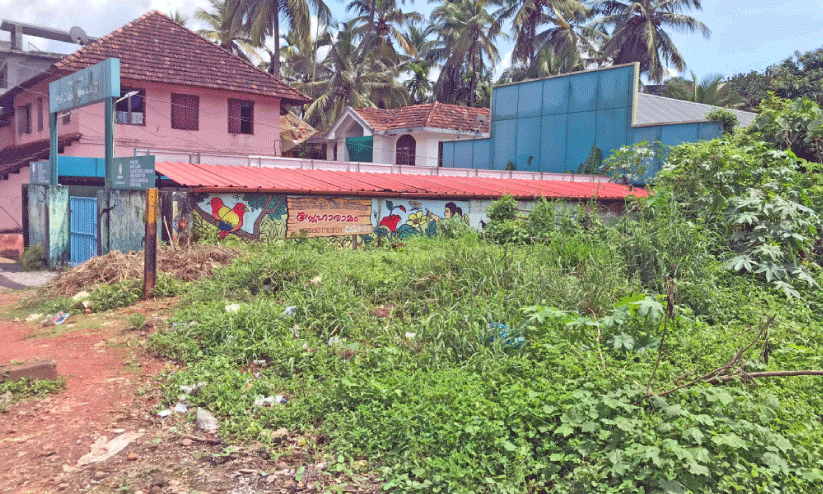 പരിപാലനമില്ല; സ്നേഹാരാമങ്ങൾ വീണ്ടും മാലിന്യ നിക്ഷേപ കേന്ദ്രമാകുന്നു പരിപാലനമില്ല; സ്നേഹാരാമങ്ങൾ വീണ്ടും മാലിന്യ നിക്ഷേപ കേന്ദ്രമാകുന്നു