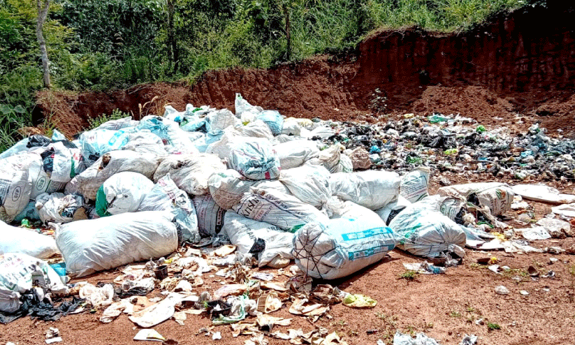 മണലകത്ത് പ്ലാസ്റ്റിക് മാലിന്യം കത്തിച്ച നിലയിൽ; രണ്ടു ദിവസമായിട്ടും നടപടിയില്ല