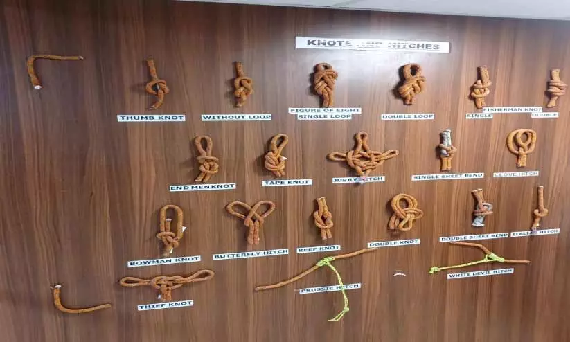 സിയാച്ചിന് സൈനികന് ഉപയോഗിക്കേണ്ടിവരുന്ന കെട്ടുകളും കൊളുത്തുകളും. വസ്ത്രത്തില് മുതല് ടെന്റ് നിര്മാണത്തില്വരെ വേണ്ട സാധനങ്ങള്. സിയാച്ചിന് സൈനികന്റെ നിത്യജീവിതത്തിന്റെ ഭാഗമാണിത്. സിയാച്ചിന് സൈനികന് ഉപയോഗിക്കേണ്ടിവരുന്ന കെട്ടുകളും കൊളുത്തുകളും. വസ്ത്രത്തില് മുതല് ടെന്റ് നിര്മാണത്തില്വരെ വേണ്ട സാധനങ്ങള്. സിയാച്ചിന് സൈനികന്റെ നിത്യജീവിതത്തിന്റെ ഭാഗമാണിത്.