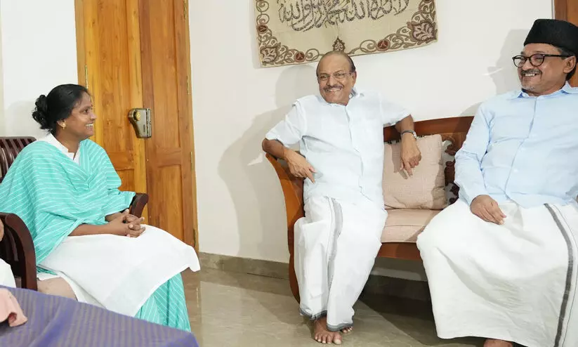 അനുഗ്രഹം തേടി രമ്യ ഹരിദാസ് പാണക്കാട്ടെത്തി അനുഗ്രഹം തേടി രമ്യ ഹരിദാസ് പാണക്കാട്ടെത്തി