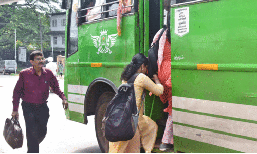 ഓട്ടോമാറ്റിക് ഡോർ നോക്കുകുത്തി; തുടർക്കഥയാകുന്ന അപകടങ്ങൾ ഓട്ടോമാറ്റിക് ഡോർ നോക്കുകുത്തി; തുടർക്കഥയാകുന്ന അപകടങ്ങൾ