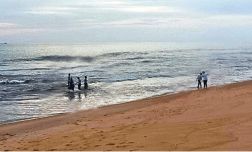 മരണം തുടരുമ്പോഴും കടൽക്കളിക്ക് കുറവില്ല മരണം തുടരുമ്പോഴും കടൽക്കളിക്ക് കുറവില്ല