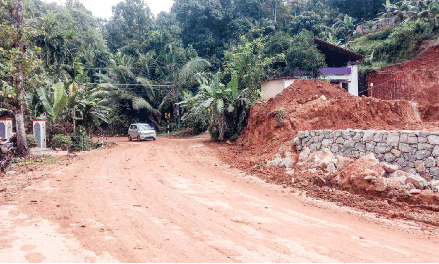മലയിടിച്ച് മണ്ണ് കടത്തല്‍; വെട്ടിപ്രം-തോന്ന്യാമല റോഡ് സ​ഞ്ചാ​ര​യോ​ഗ്യ​മ​ല്ലാ​താ​യി
