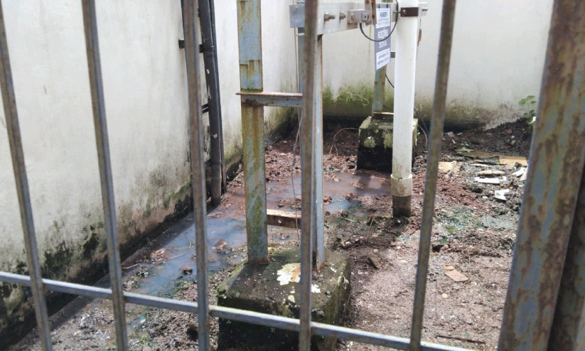 ഫ്ലാറ്റിന് പിറകിൽ മാലിന്യം തള്ളി; പിഴ ചുമത്തി ഫ്ലാറ്റിന് പിറകിൽ മാലിന്യം തള്ളി; പിഴ ചുമത്തി