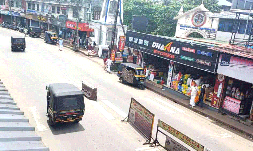 മുണ്ടക്കയം ടൗണിലെ സീബ്രാലൈനുകൾ മാഞ്ഞു; റോഡ് മുറിച്ചുകടക്കാൻ പെടാപ്പാട്​