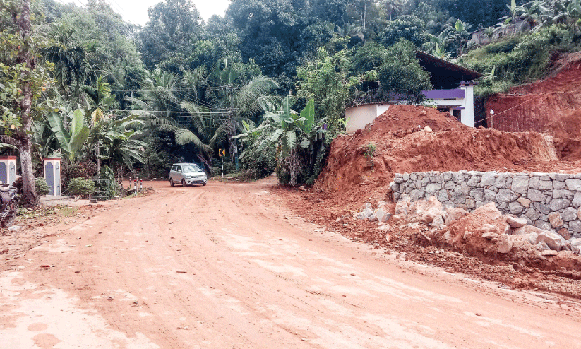 മലയിടിച്ച് മണ്ണ് കടത്തല്‍; വെട്ടിപ്രം-തോന്ന്യാമല റോഡ് സ​ഞ്ചാ​ര​യോ​ഗ്യ​മ​ല്ലാ​താ​യി