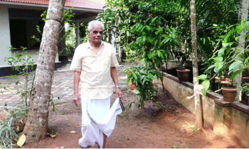 ആ​റ​ര പ​തി​റ്റാ​ണ്ടി​ലേ​റെ​യാ​യി ഖ​ദ​ർ വ​സ്ത്രം മാ​ത്രം; വേ​റി​ട്ട് മാ​മ്പൊ​യി​ൽ രാ​ഘ​വ​ൻ നാ​യ​ർ