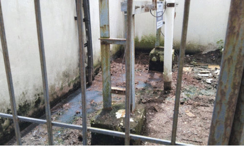 ഫ്ലാറ്റിന് പിറകിൽ മാലിന്യം തള്ളി; പിഴ ചുമത്തി ഫ്ലാറ്റിന് പിറകിൽ മാലിന്യം തള്ളി; പിഴ ചുമത്തി