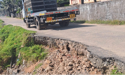 അപകടക്കെണിയായി ഇരവിപുരം തീരദേശ റോഡ്
