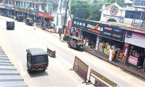 മുണ്ടക്കയം ടൗണിലെ സീബ്രാലൈനുകൾ മാഞ്ഞു; റോഡ് മുറിച്ചുകടക്കാൻ പെടാപ്പാട്​