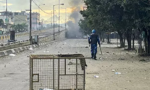 മണിപ്പൂരിൽ വീണ്ടും സംഘർഷം; ഗ്രാമമുഖ്യന്റെ ഫാംഹൗസുകൾക്ക് തീയിട്ടു