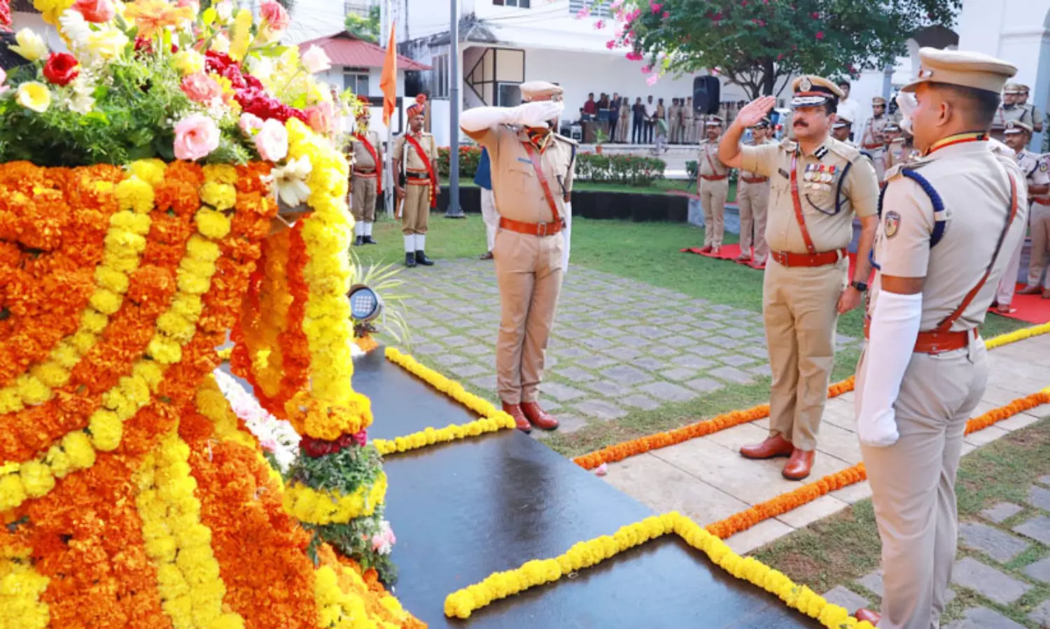 വീരചരമം പ്രാപിച്ച പൊലീസ് ഉദ്യോഗസ്ഥര്‍ക്ക് ആദരാഞ്ജലികള്‍ അര്‍പ്പിച്ചു