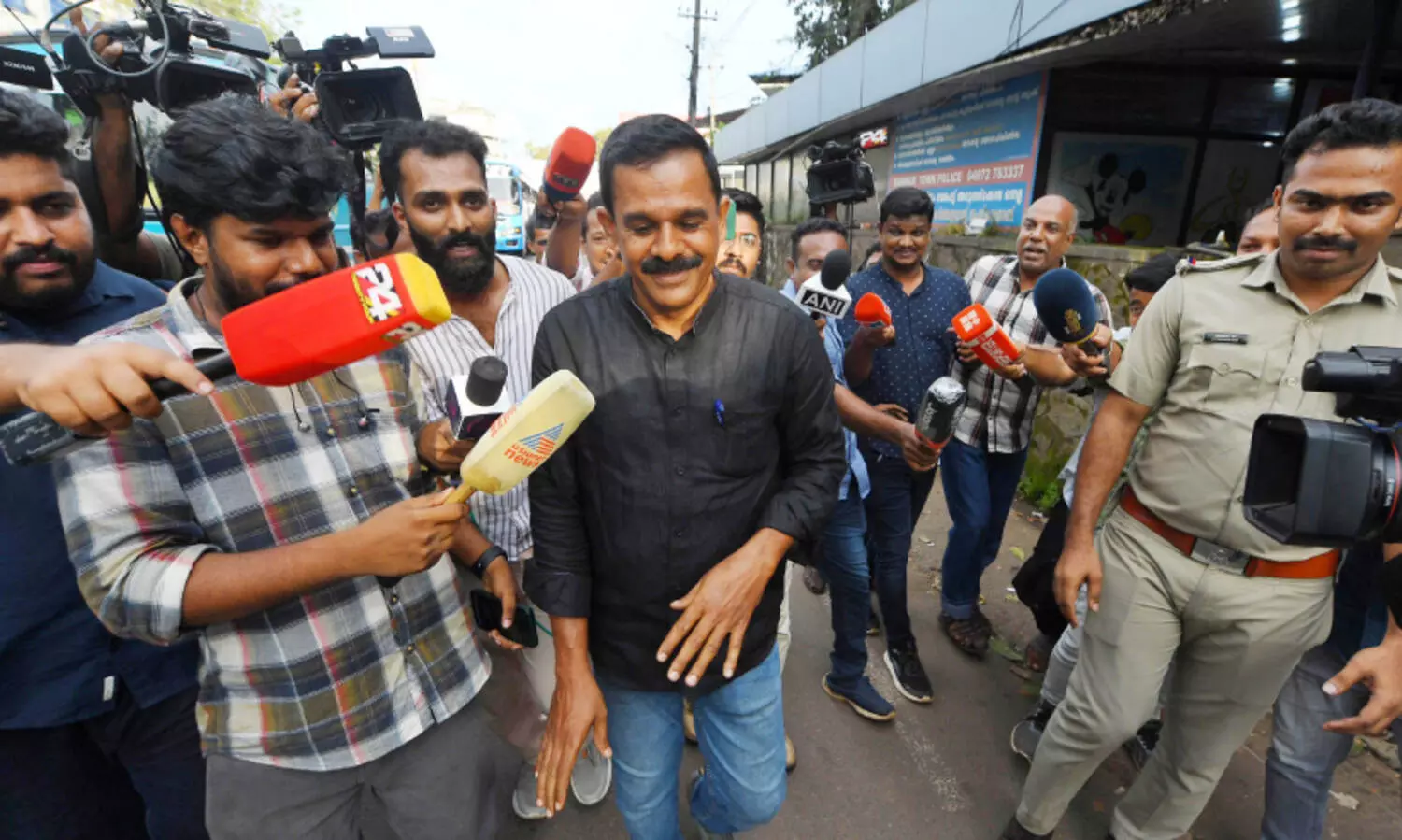 എ.ഡി.എമ്മിന്‍റെ മരണം: പ്ര​തി​ക​ര​ണം തേ​ടി​​യ മാ​ധ്യ​മ​ങ്ങ​ളെ കണ്ട് ഓ​ടി​ പ്ര​ശാ​ന്തൻ