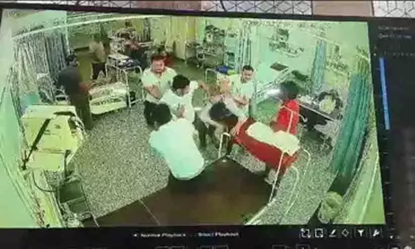 യു.പിയിൽ ആശുപത്രി ​ഐ.സി.യുവിൽ ബി.ജെ.പി എം.എൽ.എയുടെ ബന്ധുക്കളുടെ പരാക്രമം; ആശുപത്രി ജീവനക്കാരെ പൊതിരെ തല്ലി