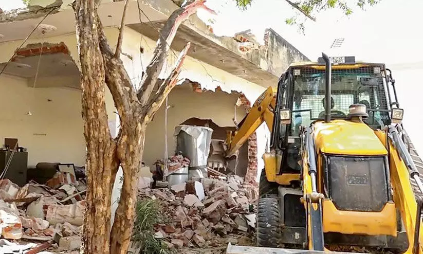 ആർ.എസ്.എസുകാരെ ആക്രമിച്ചെന്ന് പരാതി: പ്രതിയുടെ കെട്ടിടം ഇടിച്ചു പൊളിച്ച് ബുൾഡോസർ രാജ്