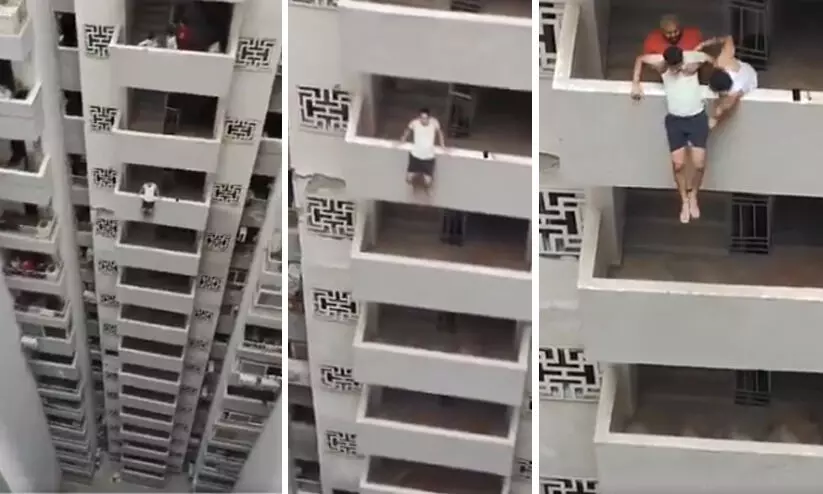 ജോലി നഷ്ടപ്പെട്ടതിൽ മനംനൊന്ത് കെട്ടിടത്തിൽനിന്ന് ചാടി; 12-ാം നിലയിൽ തങ്ങിനിന്ന് യുവാവ്, അത്ഭുത രക്ഷപ്പെടൽ VIDEO ജോലി നഷ്ടപ്പെട്ടതിൽ മനംനൊന്ത് കെട്ടിടത്തിൽനിന്ന് ചാടി; 12-ാം നിലയിൽ തങ്ങിനിന്ന് യുവാവ്, അത്ഭുത രക്ഷപ്പെടൽ VIDEO