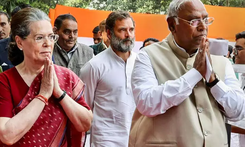 ക​ൽ​പ​റ്റ​യി​ൽ റോ​ഡ് ഷോക്ക് ​ഖാ​ർ​ഗെ, സോ​ണി​യ, രാ​ഹു​ൽ