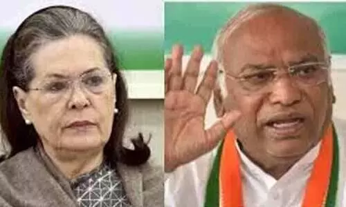 പ്രിയങ്കയുടെ പത്രിക സമർപ്പണത്തിന് ഖാർഗെയും സോണിയയും വയനാട്ടിലെത്തും പ്രിയങ്കയുടെ പത്രിക സമർപ്പണത്തിന് ഖാർഗെയും സോണിയയും വയനാട്ടിലെത്തും