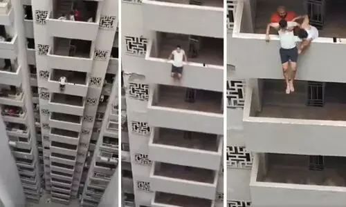 ജോലി നഷ്ടപ്പെട്ടതിൽ മനംനൊന്ത് കെട്ടിടത്തിൽനിന്ന് ചാടി; 12-ാം നിലയിൽ തങ്ങിനിന്ന് യുവാവ്, അത്ഭുത രക്ഷപ്പെടൽ VIDEO