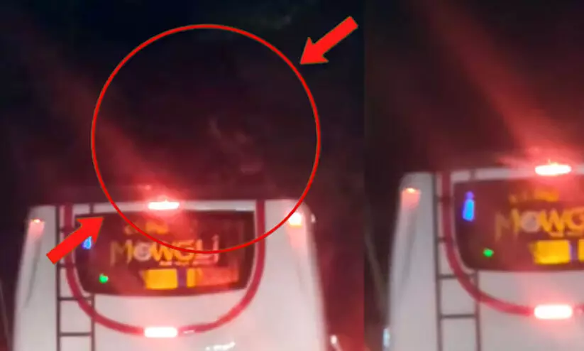 ടൂറിസ്റ്റ് ബസിന് മുകളിൽ കയറി യുവാക്കളുടെ യാത്ര; വണ്ടി തടഞ്ഞിട്ട് പിടിച്ച് പൊലീസ്