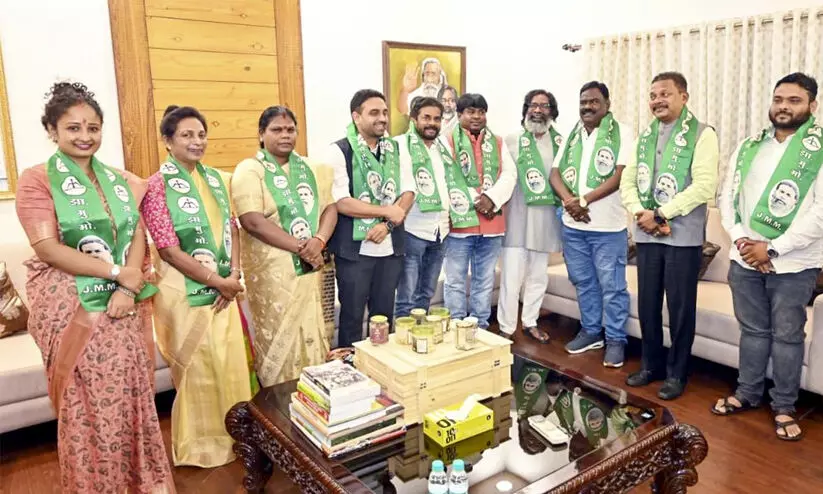 ഝാർഖണ്ഡിൽ നിരവധി ബി.ജെ.പി നേതാക്കൾ ജെ.എം.എമ്മിൽ ഝാർഖണ്ഡിൽ നിരവധി ബി.ജെ.പി നേതാക്കൾ ജെ.എം.എമ്മിൽ