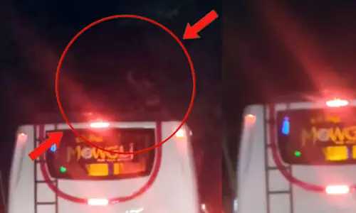 ടൂറിസ്റ്റ് ബസിന് മുകളിൽ കയറി യുവാക്കളുടെ യാത്ര; വണ്ടി തടഞ്ഞിട്ട് പിടിച്ച് പൊലീസ്