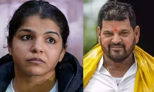 ‘കരഞ്ഞുകൊണ്ട് അയാളുടെ മുറിയിൽനിന്ന് പുറത്തേക്കോടി’; ബി.ജെ.പി നേതാവ് ബ്രിജ്ഭൂഷണിൽ നിന്നുണ്ടായ ലൈംഗികാതിക്രമത്തിൽ വെളിപ്പെടുത്തലുമായി സാക്ഷി മാലിക് ‘കരഞ്ഞുകൊണ്ട് അയാളുടെ മുറിയിൽനിന്ന് പുറത്തേക്കോടി’; ബി.ജെ.പി നേതാവ് ബ്രിജ്ഭൂഷണിൽ നിന്നുണ്ടായ ലൈംഗികാതിക്രമത്തിൽ വെളിപ്പെടുത്തലുമായി സാക്ഷി മാലിക്