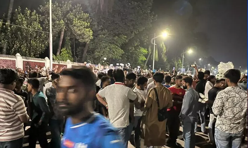 ബംഗ്ലാദേശിൽ വീണ്ടും പ്രതിഷേധം; പ്രസിഡന്റിന്റെ കൊട്ടാരം വളഞ്ഞു ബംഗ്ലാദേശിൽ വീണ്ടും പ്രതിഷേധം; പ്രസിഡന്റിന്റെ കൊട്ടാരം വളഞ്ഞു