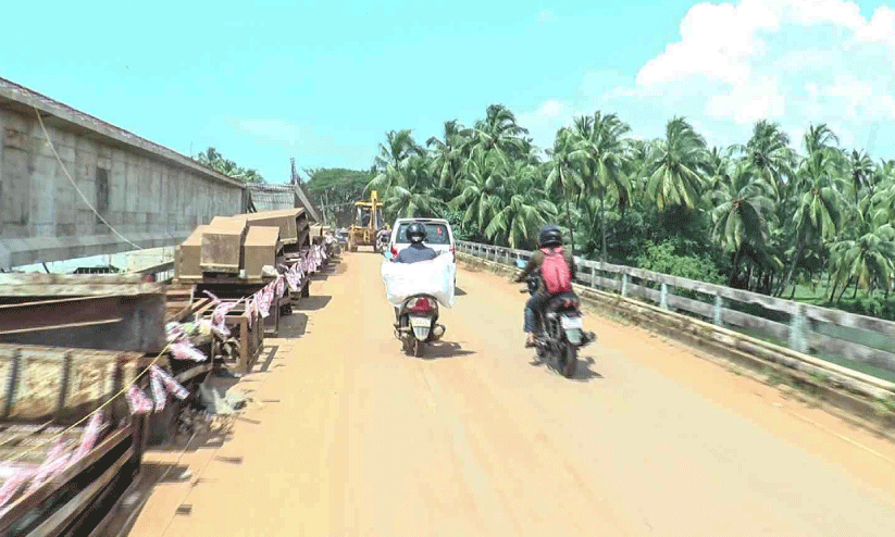 ഒരു മാസത്തിന് മുന്നേ തുറന്നുകൊടുത്ത് കുണ്ടുകടവ് പാലം ഒരു മാസത്തിന് മുന്നേ തുറന്നുകൊടുത്ത് കുണ്ടുകടവ് പാലം