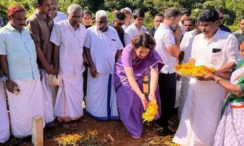 ഉരുൾ ജീവൻ കവർന്നവർക്ക് അന്ത്യാഞ്ജലി അർപ്പിച്ച് പ്രിയങ്കയും രാഹുലും; പുഷ്പാർച്ചന നടത്തി മടക്കം ഉരുൾ ജീവൻ കവർന്നവർക്ക് അന്ത്യാഞ്ജലി അർപ്പിച്ച് പ്രിയങ്കയും രാഹുലും; പുഷ്പാർച്ചന നടത്തി മടക്കം