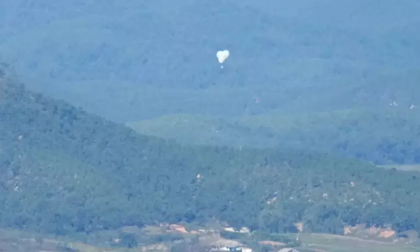 മാലിന്യ ബലൂൺ വിക്ഷേപിച്ച് ഉത്തരകൊറിയ; വീണത് ദക്ഷിണകൊറിയൻ പ്രസിഡന്റിന്റെ കൊട്ടാരത്തിൽ മാലിന്യ ബലൂൺ വിക്ഷേപിച്ച് ഉത്തരകൊറിയ; വീണത് ദക്ഷിണകൊറിയൻ പ്രസിഡന്റിന്റെ കൊട്ടാരത്തിൽ