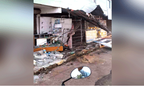 പൊ​ലീ​സി​നെ ക​ണ്ട് ഡ്രൈ​വ​ർ ഇ​റ​ങ്ങി​യോ​ടി; മ​ണ​ൽ ലോ​റി ക​ട​യി​ലേ​ക്ക് ഇ​ടി​ച്ചുക​യ​റി