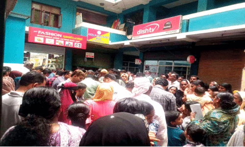 ഐ​റി​സ് സ്കാ​ന​ർ ഉ​പ​യോ​ഗി​ച്ചു​ള്ള മ​സ്റ്റ​റി​ങ്ങി​ന് വ​ൻ തി​ര​ക്ക്