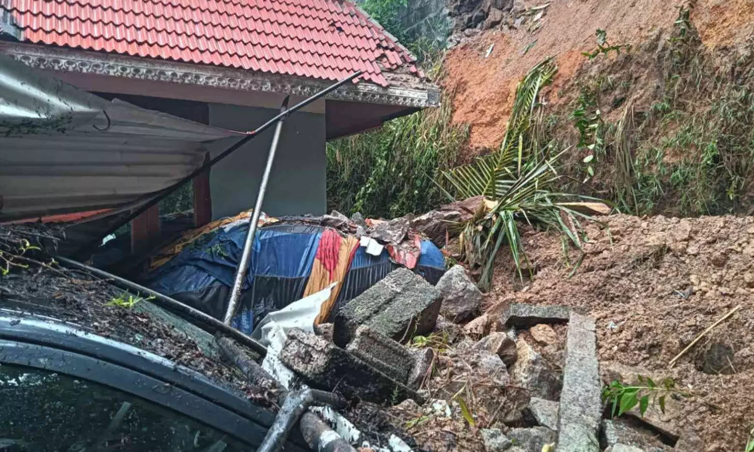 കൂറ്റൻ മതിലിടിഞ്ഞ് വീണു; വീടിന് മുൻപിൽ നിർത്തിയിട്ടിരുന്ന നാല് വാഹനങ്ങൾ തകർന്നു