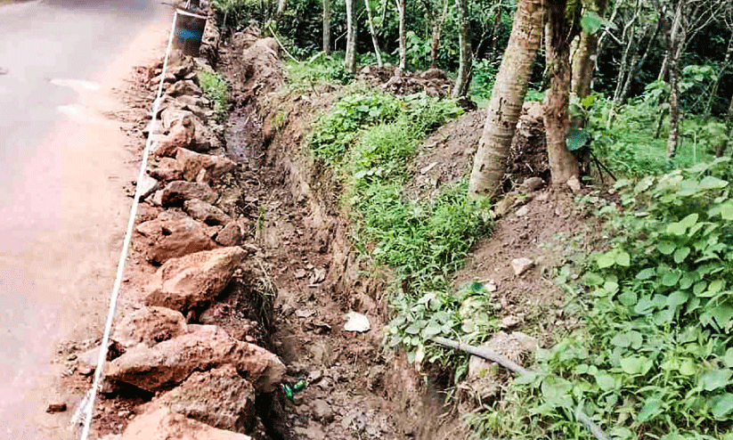 റോഡ് നിർമാണത്തിന്റെ പേരിൽ സ്ഥലം കൈയേറിയെന്ന് പരാതി റോഡ് നിർമാണത്തിന്റെ പേരിൽ സ്ഥലം കൈയേറിയെന്ന് പരാതി