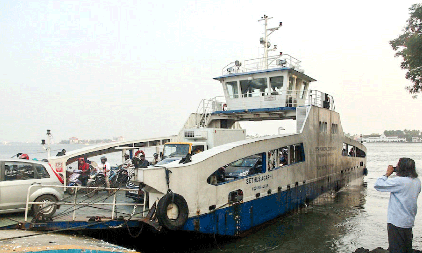 തകരാറിലായ റോ റോ;ഒരാഴ്ചക്കകം നേരെയാക്കാൻ നിർദേശം തകരാറിലായ റോ റോ;ഒരാഴ്ചക്കകം നേരെയാക്കാൻ നിർദേശം