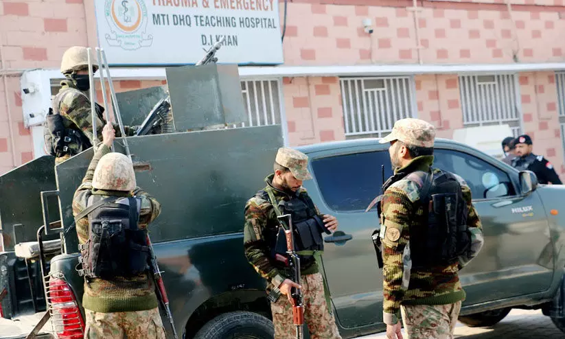 പാകിസ്താനിൽ ഭീകരാക്രമണം: 10 പൊലീസ് ഉദ്യോഗസ്ഥർ കൊല്ലപ്പെട്ടു പാകിസ്താനിൽ ഭീകരാക്രമണം: 10 പൊലീസ് ഉദ്യോഗസ്ഥർ കൊല്ലപ്പെട്ടു