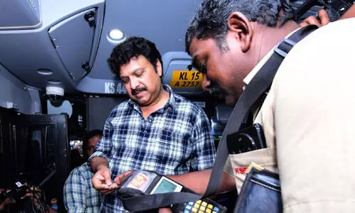 ഗതാഗത മന്ത്രി എ.സി സൂപ്പർ ഫാസ്റ്റിൽ  യാത്രക്കാരനായി