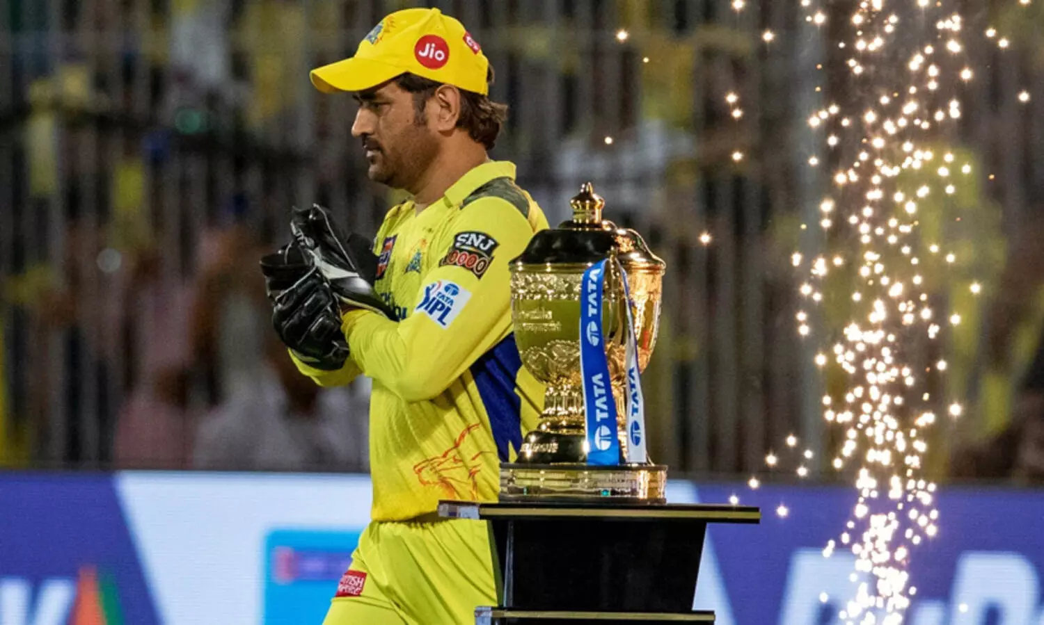 ആസ്വദിക്കാൻ കഴിയാവുന്നത്ര ക്രിക്കറ്റ് കളിക്കണം; ഐ.പി.എൽ കളിക്കുമെന്ന സൂചന നൽകി ധോണി