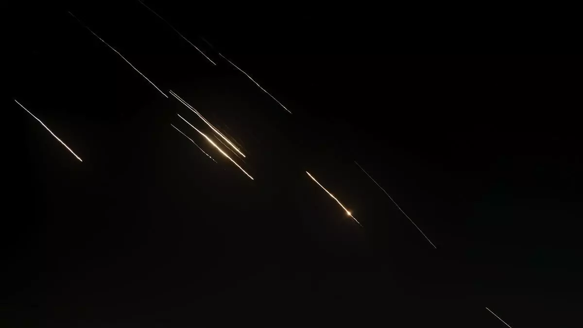 ഇറാനെ ആക്രമിച്ച് ഇസ്രായേൽ; തെഹ്റാന് ചുറ്റും നിരവധി സ്ഫോടനങ്ങൾ ഇറാനെ ആക്രമിച്ച് ഇസ്രായേൽ; തെഹ്റാന് ചുറ്റും നിരവധി സ്ഫോടനങ്ങൾ