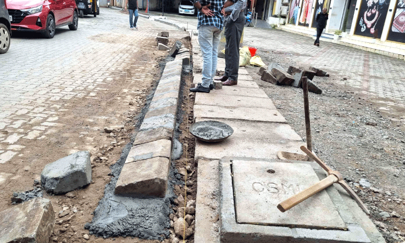 റോഡിന്റെ വീതി കുറച്ച് നവീകരണം റോഡിന്റെ വീതി കുറച്ച് നവീകരണം