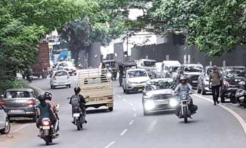 റോഡിനിരുവശവും അനധികൃത പാർക്കിങ് റോഡിനിരുവശവും അനധികൃത പാർക്കിങ്