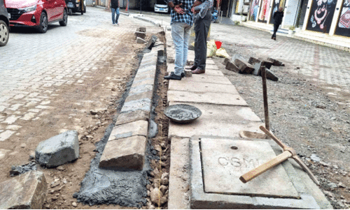 റോഡിന്റെ വീതി കുറച്ച് നവീകരണം റോഡിന്റെ വീതി കുറച്ച് നവീകരണം