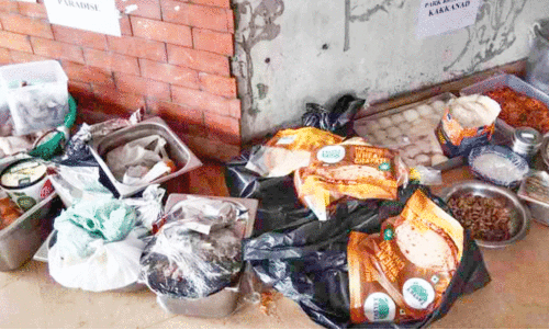 ഹോട്ടലുകളിൽനിന്ന്​ പഴകിയ ഭക്ഷണം പിടിച്ചെടുത്തു