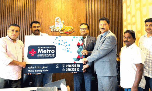 പ്രി​വി​ലേ​ജ്‌ കാ​ർ​ഡ് കൈ​മാ​റു​ന്നു