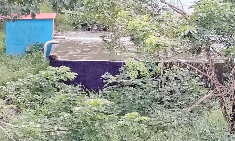 ശുചിമുറി മാലിന്യം പരന്നൊഴുകുന്നു; മെഡി. കോളജ് കാമ്പസിൽ ആശങ്ക ശുചിമുറി മാലിന്യം പരന്നൊഴുകുന്നു; മെഡി. കോളജ് കാമ്പസിൽ ആശങ്ക